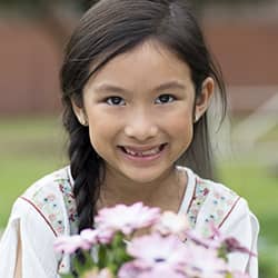 Niña sonriendo con flores