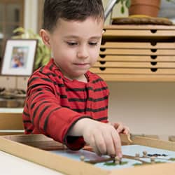 Niño jugando con un rompecabezas de madera