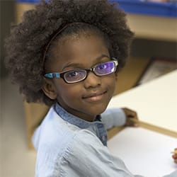 Niña de primaria con gafas