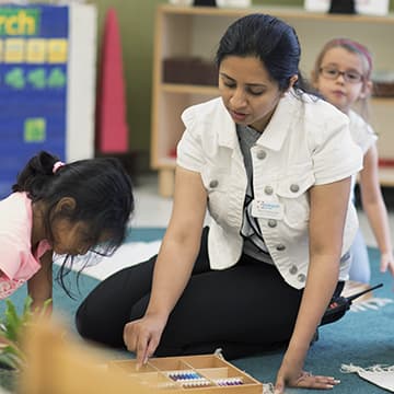 Maestra trabajando con una niña