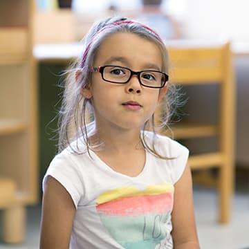 Niña de primaria con gafas