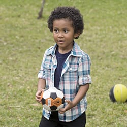 Niño al aire libre con pelota de fútbol